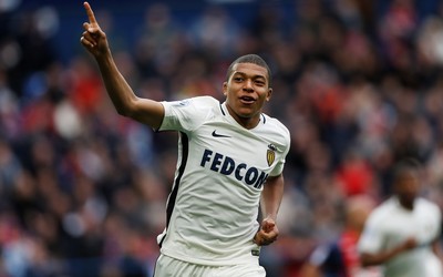 欧皇体育动态-C罗任意球绕过人墙入网